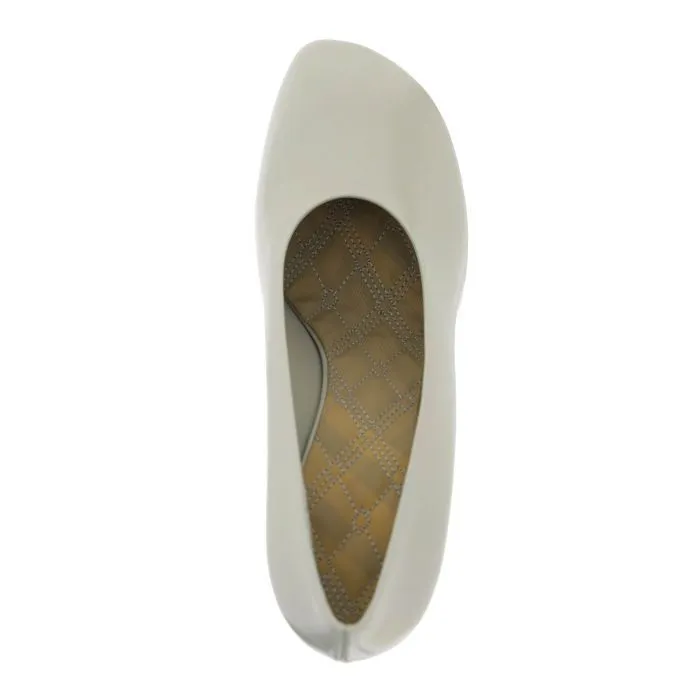 Burberry glossy leather baby pumps